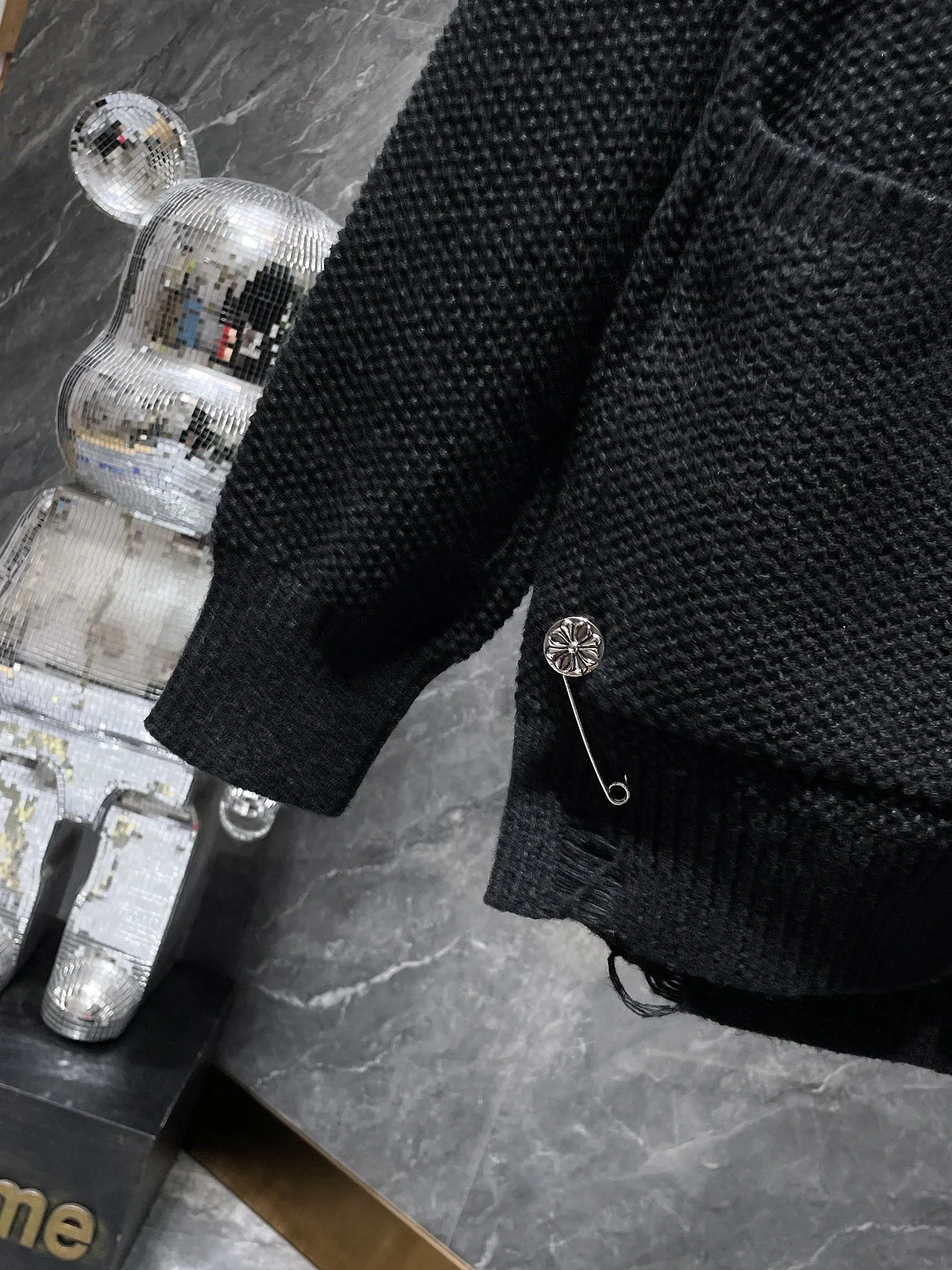 P296 Chrome Hearts sweater series Banana collar wool and leather silver button cardigan Single-breasted placket design All made of leather webbing Customized Chrome Hearts hardware buttons ➕ Leather logo embroidery on the chest Selected high-quality wool and 100% pure cotton knitted fabrics Not the ordinary version on the market! ! Recommended colors: black, white, gray Size: S, M, L, XL